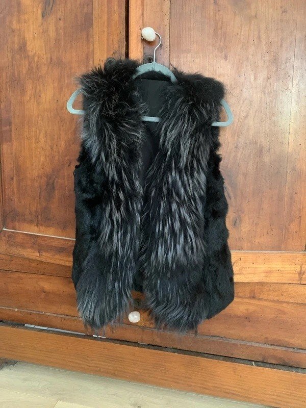 Bodywarmer van konijnenbont en afgezet met wasbeerbont - M, Kleding | Dames, Maat 38/40 (M), Zwart, Zo goed als nieuw, Echt bont