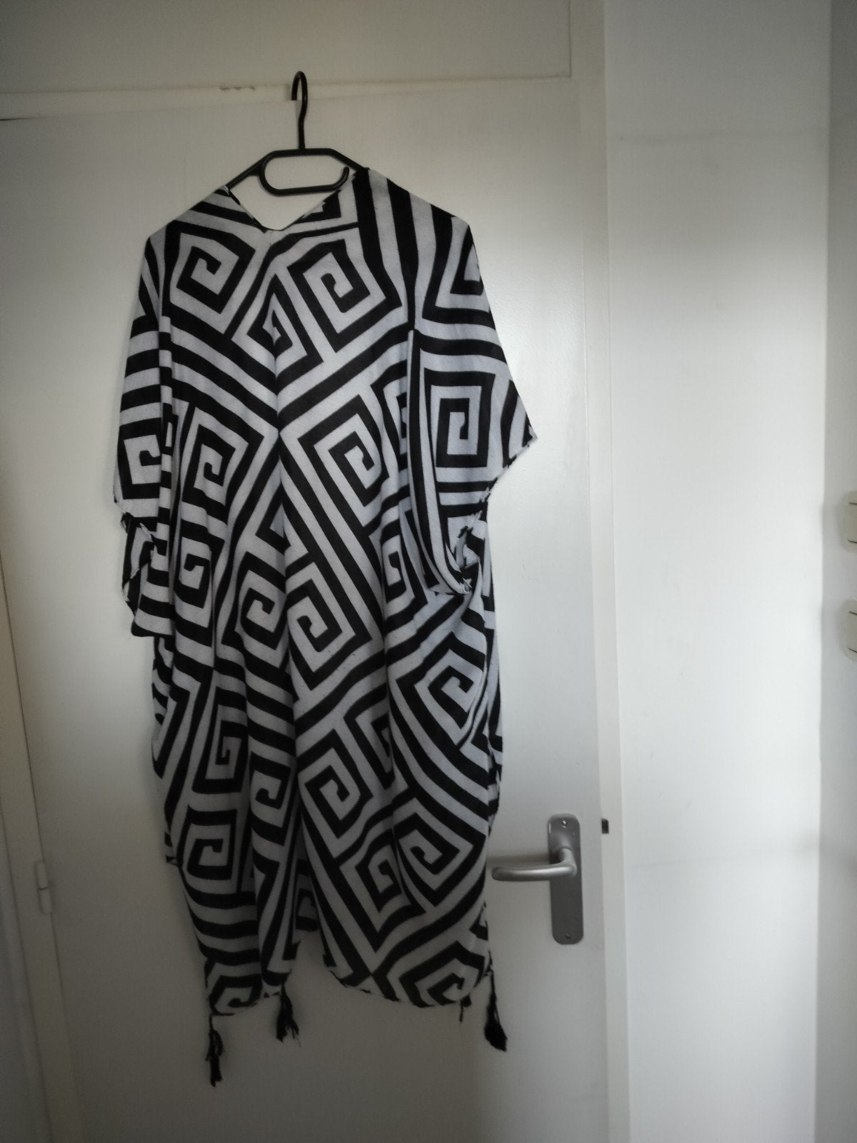 Zwart-witte kimono/poncho met geometrisch patroon, Onbekend, Ophalen of Verzenden, Gedragen