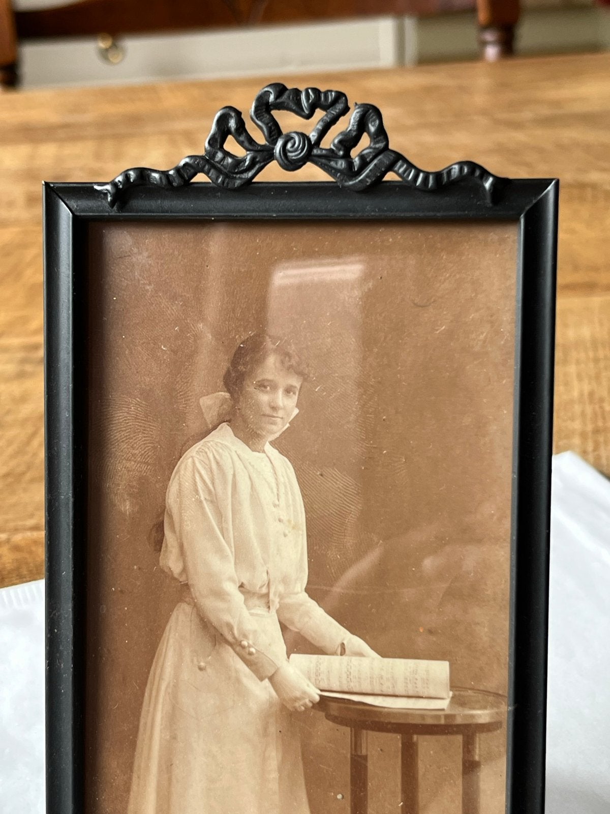 Art Deco fotolijst met strik, 16 x 9,5 cm, Audio, Tv en Foto, Fotografie | Fotolijsten, Hout, Verzenden, Standaard fotolijst, Zo goed als nieuw