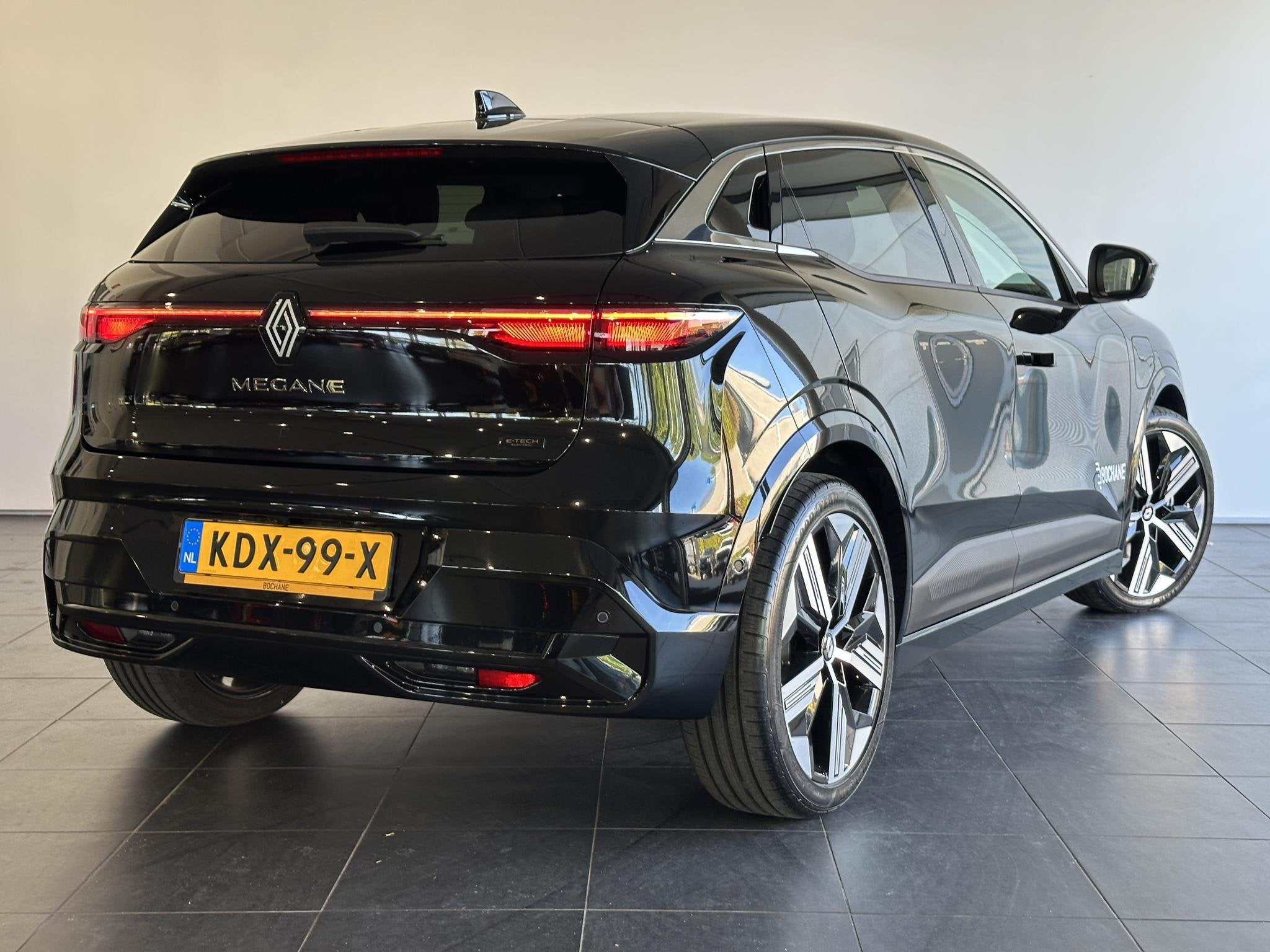 Renault Megane E-Tech comfort range iconic 60 kWh DEMO | FUL, Auto's, Huisgarantie, 385 min, Zwart, 1619 kg