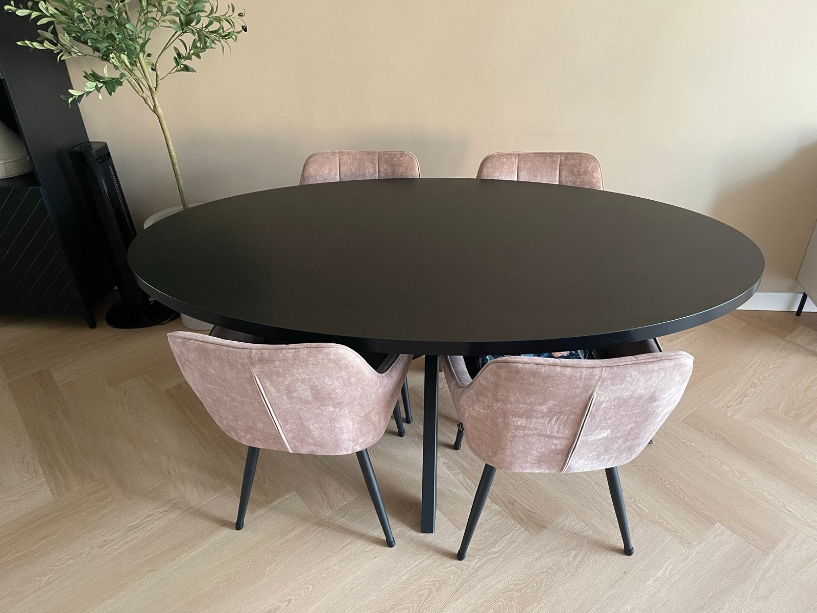 Moderne zwarte ovale eettafel met 4 stoelen, Ophalen, 50 tot 100 cm, Zo goed als nieuw, 150 tot 200 cm