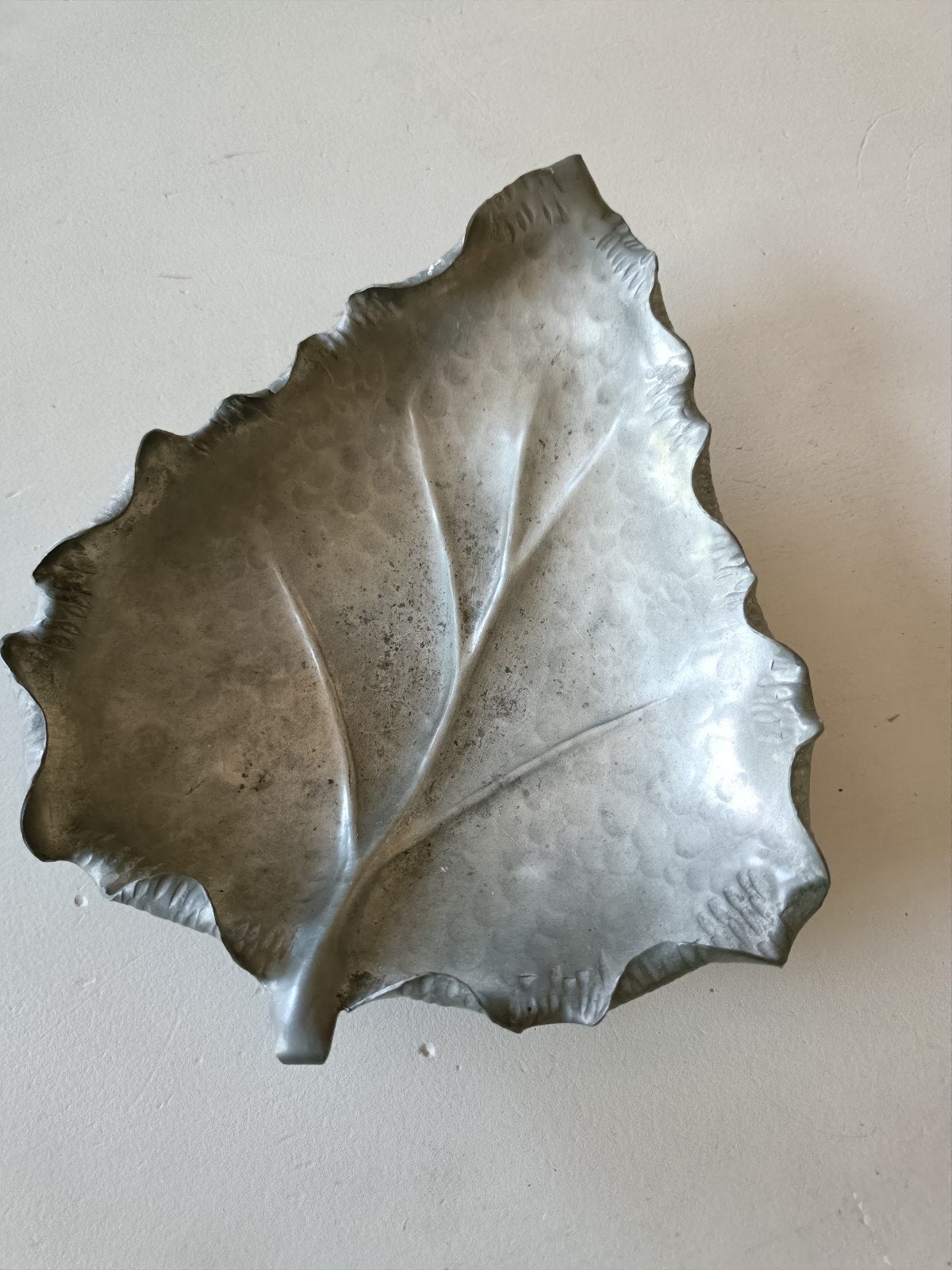 Tinnen schaal van peltro uit Italië.
In vorm blad met beklop, Ophalen of Verzenden