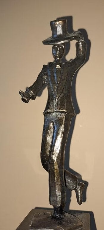 Bronzen beeldje van dansende man met hoed. Gesigneerd, Ophalen of Verzenden, Brons