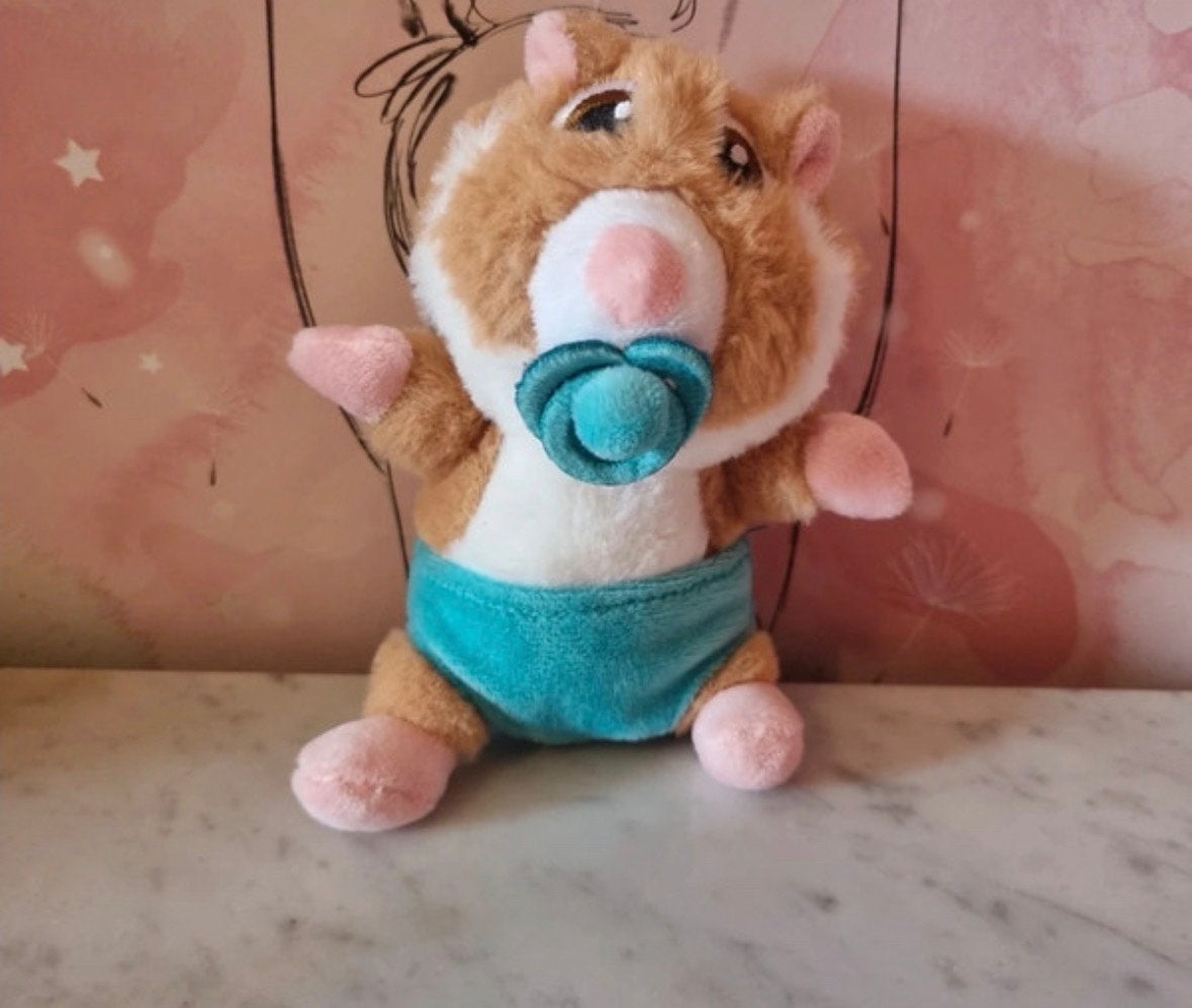 Gezocht…?……AH Schattige hamster knuffel met speen en luier, Gebruikt, Hamster, Ophalen of Verzenden, Meerkleurig