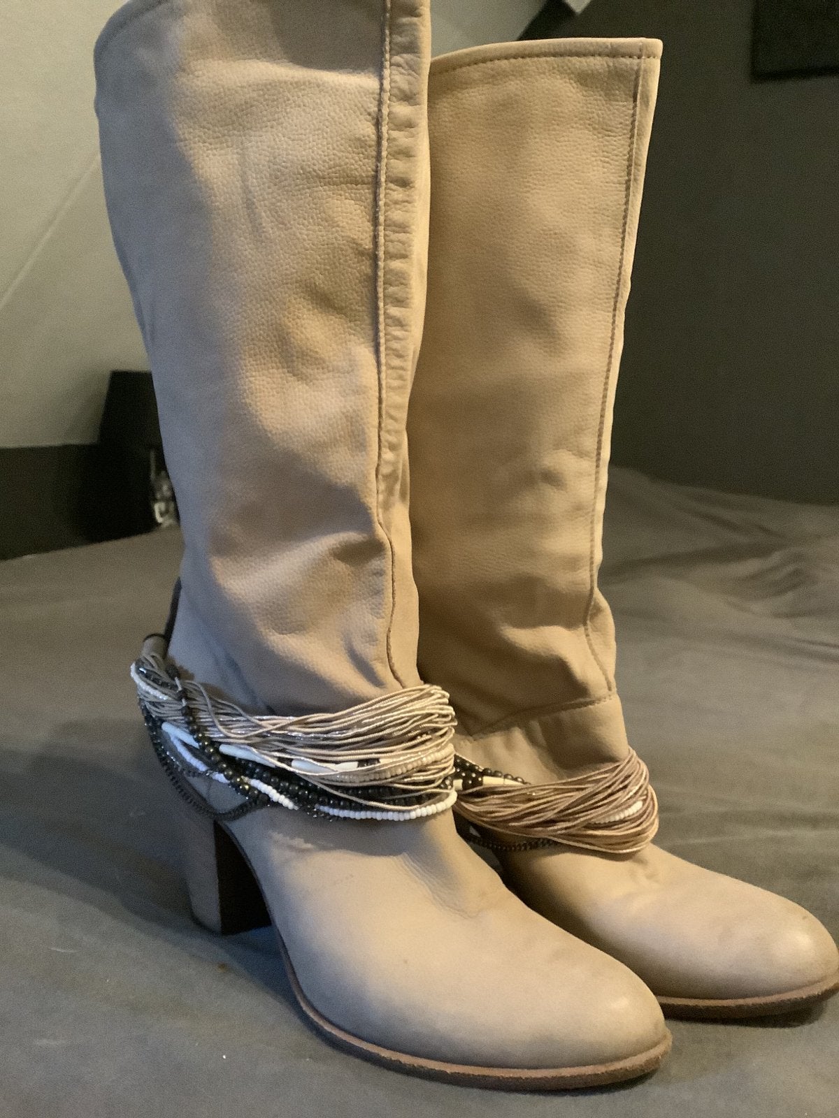 Nieuwe zachte leren Calexis laarzen met kettingdetails, Kleding | Dames, Schoenen, Hoge laarzen, Beige, Nieuw, Ophalen of Verzenden