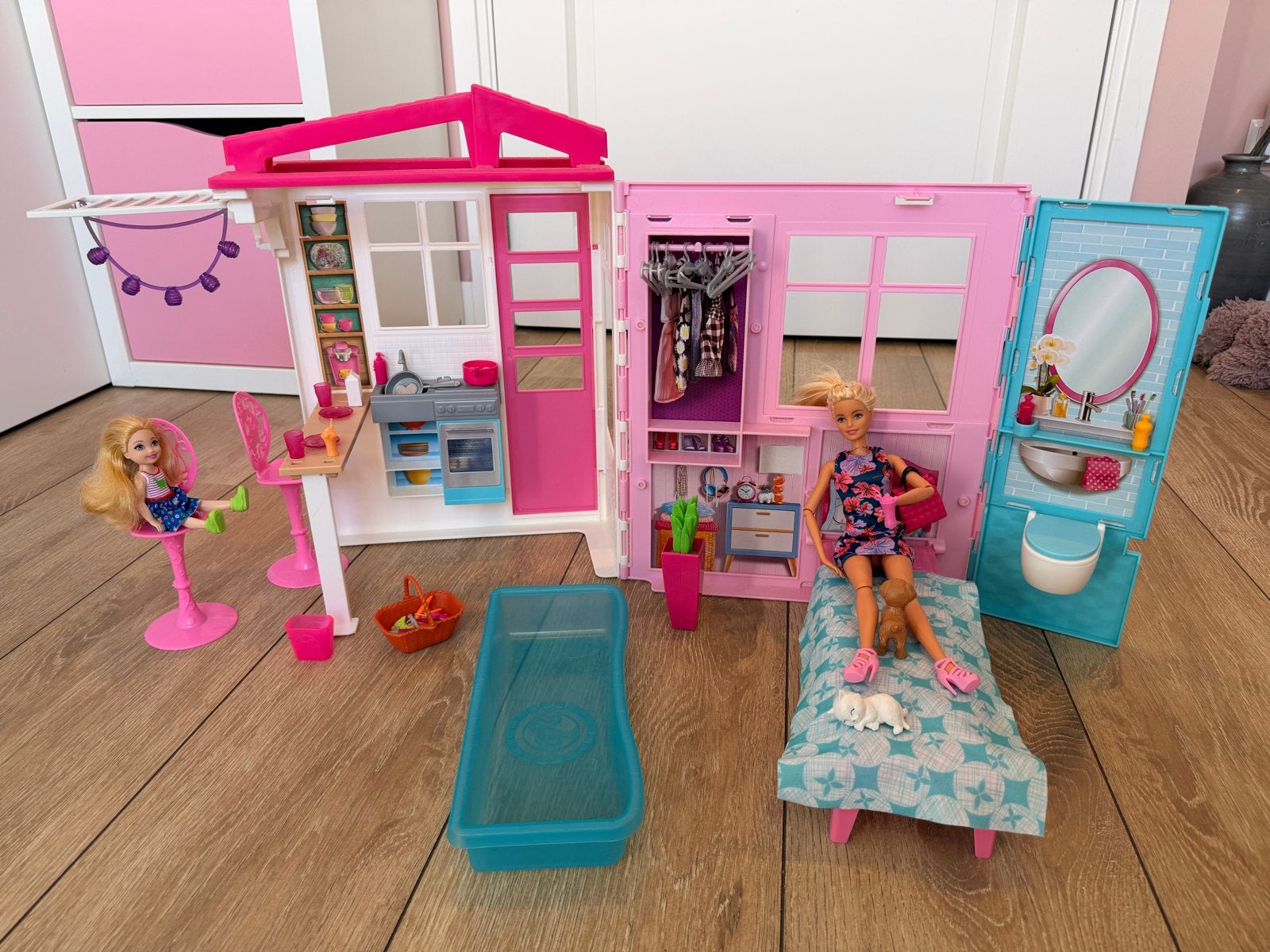 Barbie vakantiehuis met 2 Barbies en accessoires