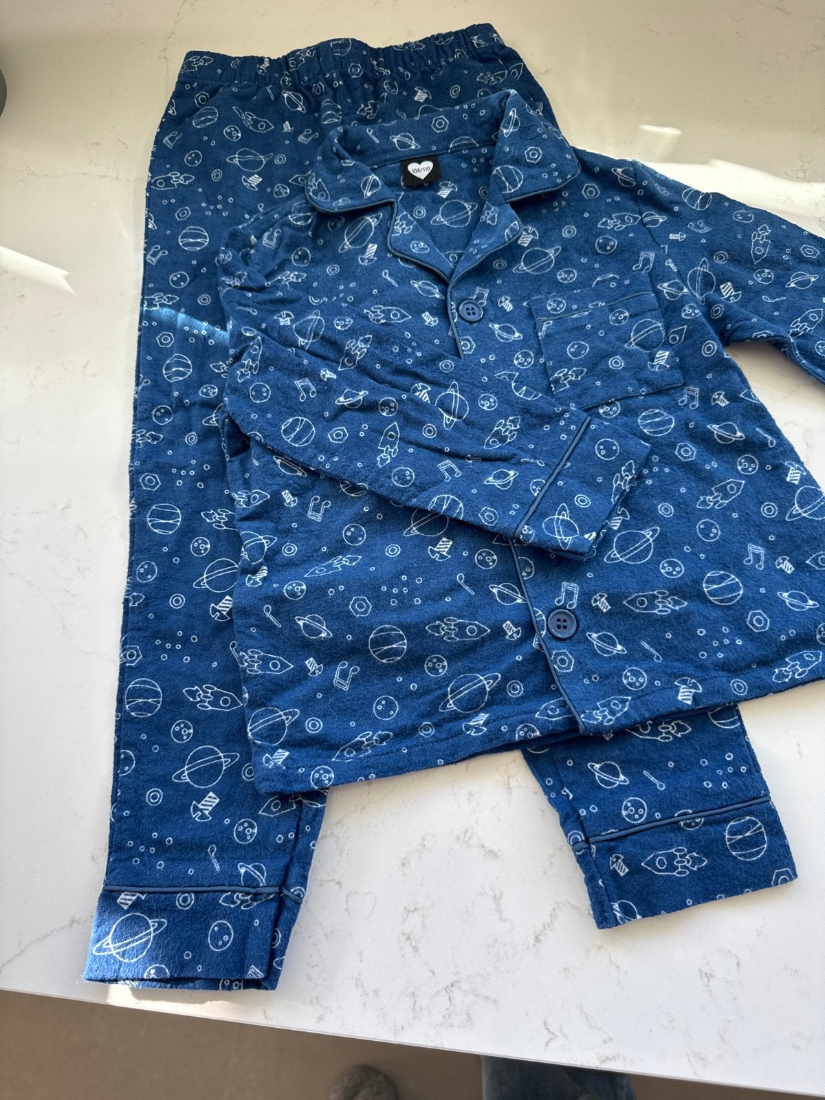 Nieuwe flanellen pyjama maat 104 met ruimteprint, Ophalen of Verzenden, Nieuw, Maat 104
