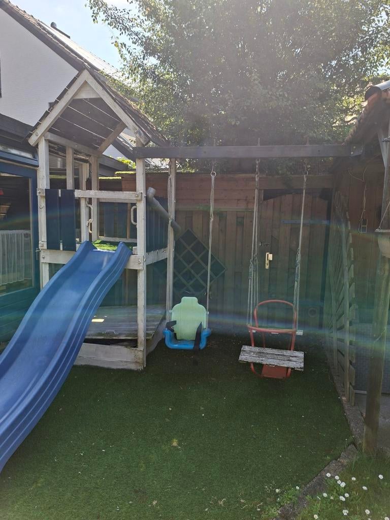 Houten speeltoestel met glijbaan en schommels, Kinderen en Baby's, Speelgoed | Buiten | Speeltoestellen, Gebruikt, Glijbaan, Klimwand