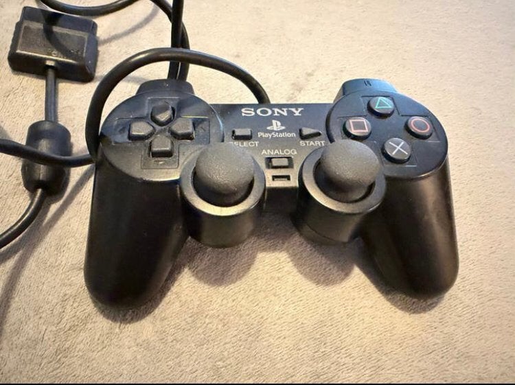 MOET WEG 2 controllers playstation ps2 zwart en blauw, Verzenden, Gebruikt, Controller, PlayStation 2