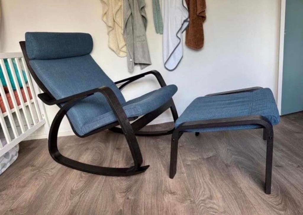 Ikea Poäng schommelstoel incl. Voetenbank Zwart / blauw, Huis en Inrichting, Stoelen, Ophalen, Zo goed als nieuw, Blauw, Eén