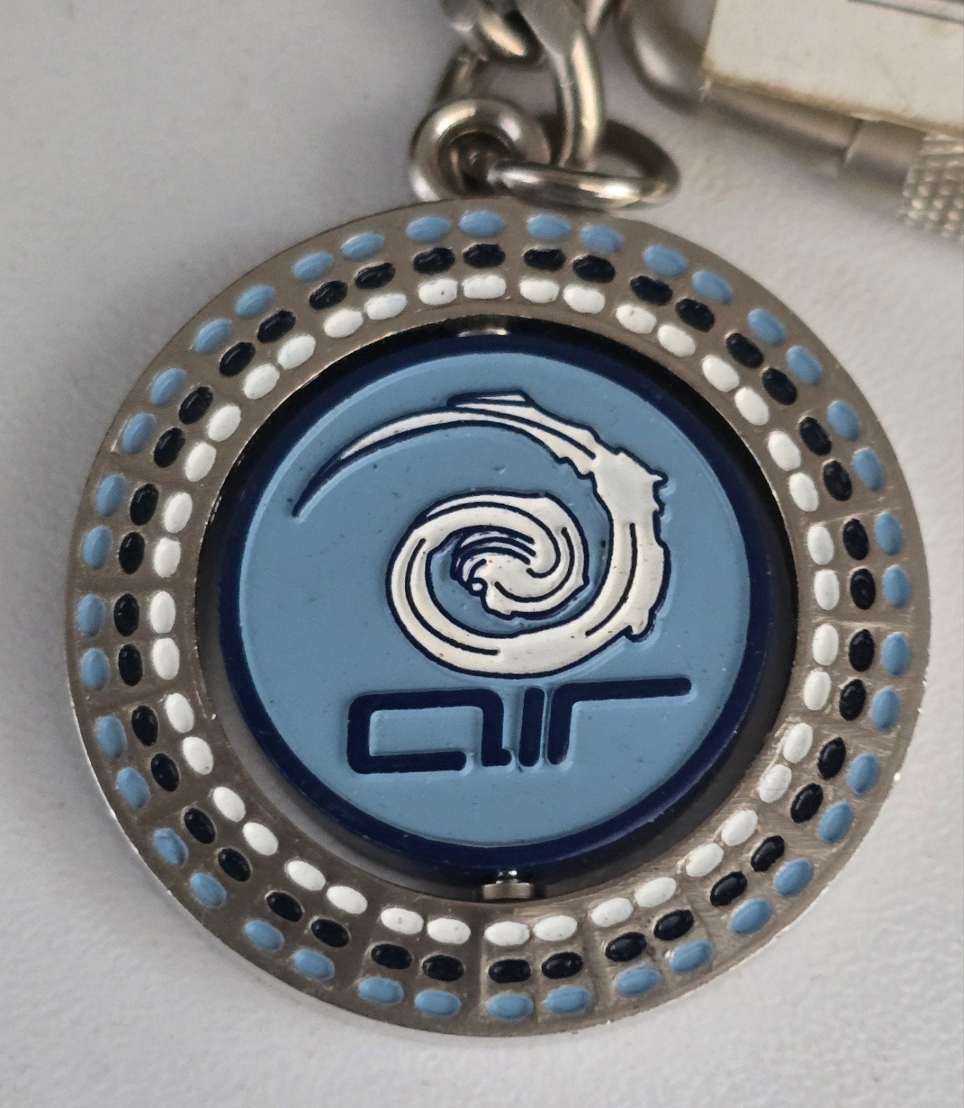 Sleutelhanger met 'AIR' logo en golfdesign, Verzamelen, Ophalen of Verzenden, Gebruikt, Overige typen