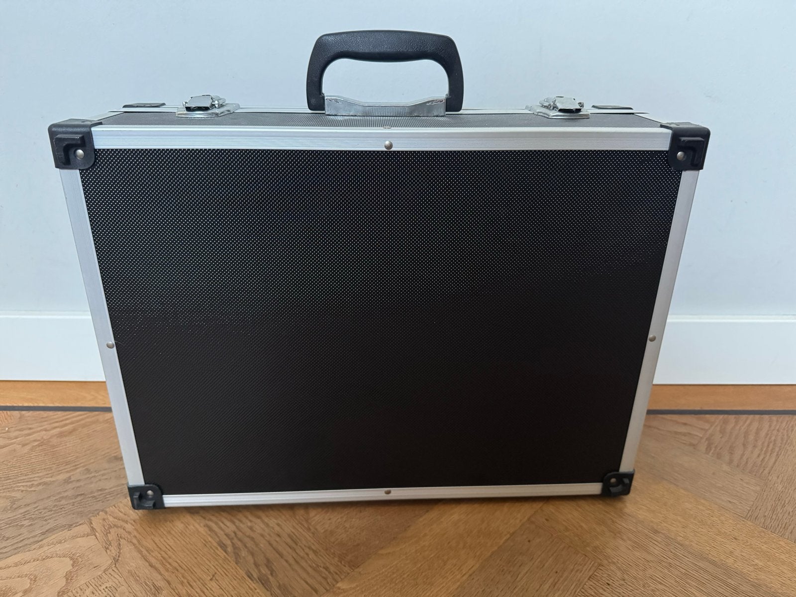 Stevige Zwarte Aluminium Koffer met Slot, Ophalen, Slot, Minder dan 50 cm, Zo goed als nieuw