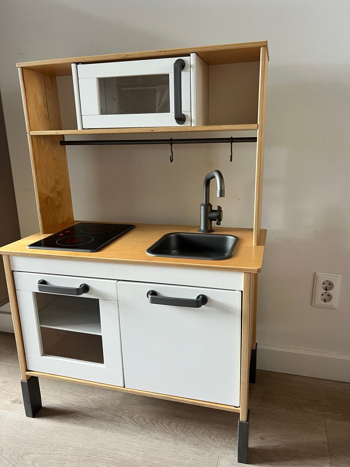 IKEA DUKTIG Speelkeuken met magnetron en kookplaat, Kinderen en Baby's, Speelgoed | Speelkeukens, Ophalen of Verzenden, Zo goed als nieuw