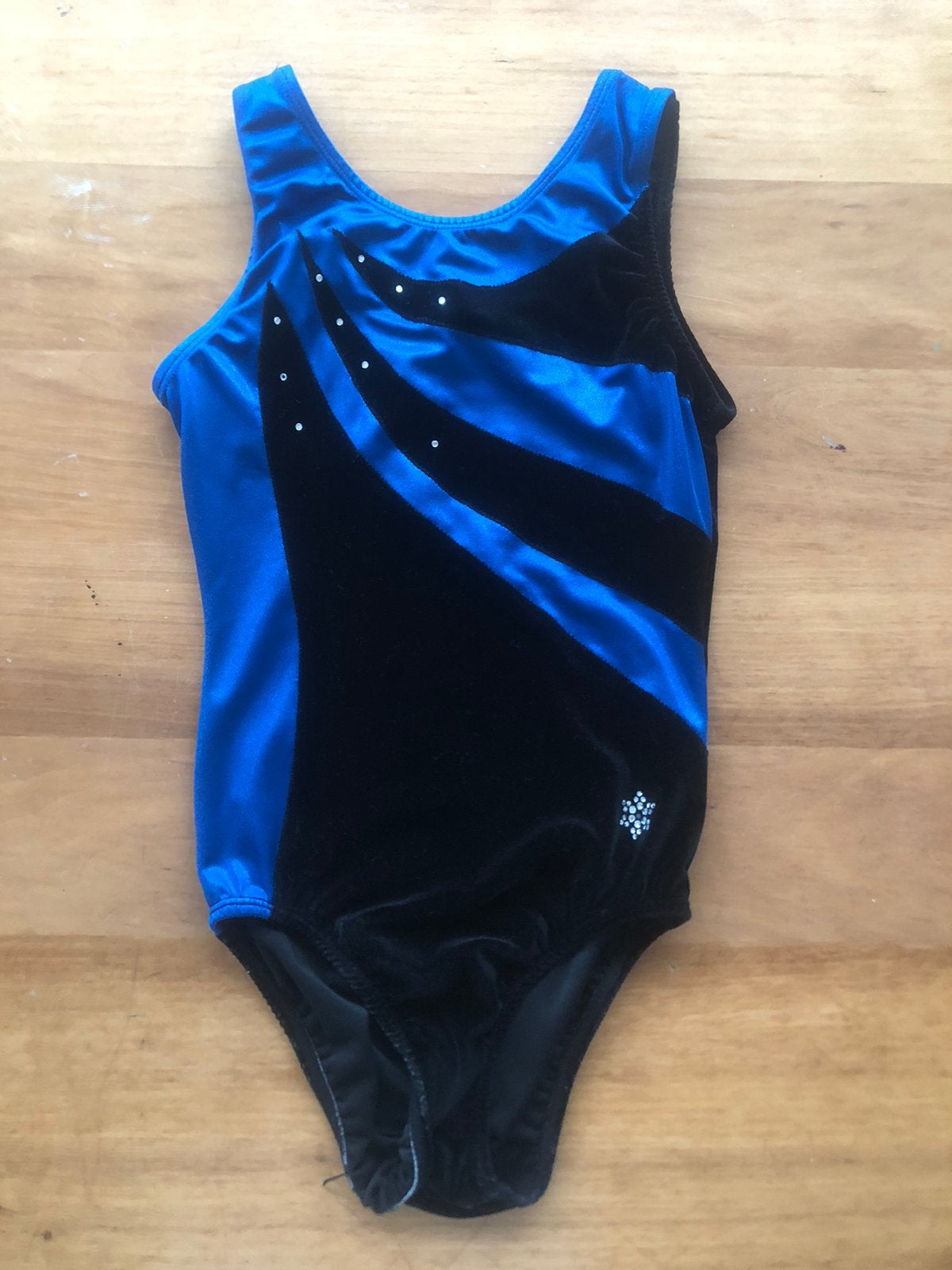 Turnpakje blauw/zwart met steentjes, Sport en Fitness, Turnen, Gebruikt, Blauw, Turnpak(je), Kindermaat 122 t/m 140