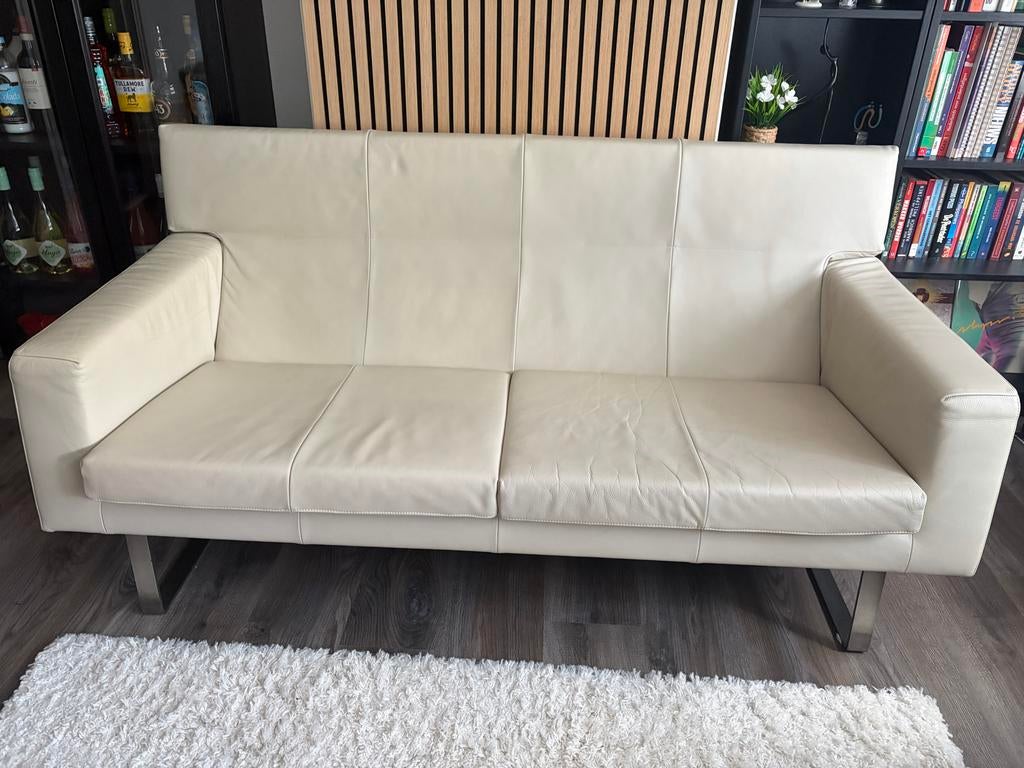 Label van den Berg designbank beige met RVS poten, Ophalen, Driepersoons, Zo goed als nieuw, 200 tot 250 cm