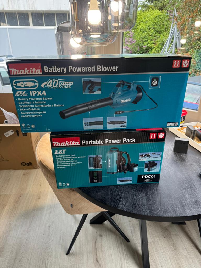 Makita Bladblazer 18/36V LXT UB001CZ en accu station PDC01, Ophalen of Verzenden, Nieuw, Accu, Ruggedragen