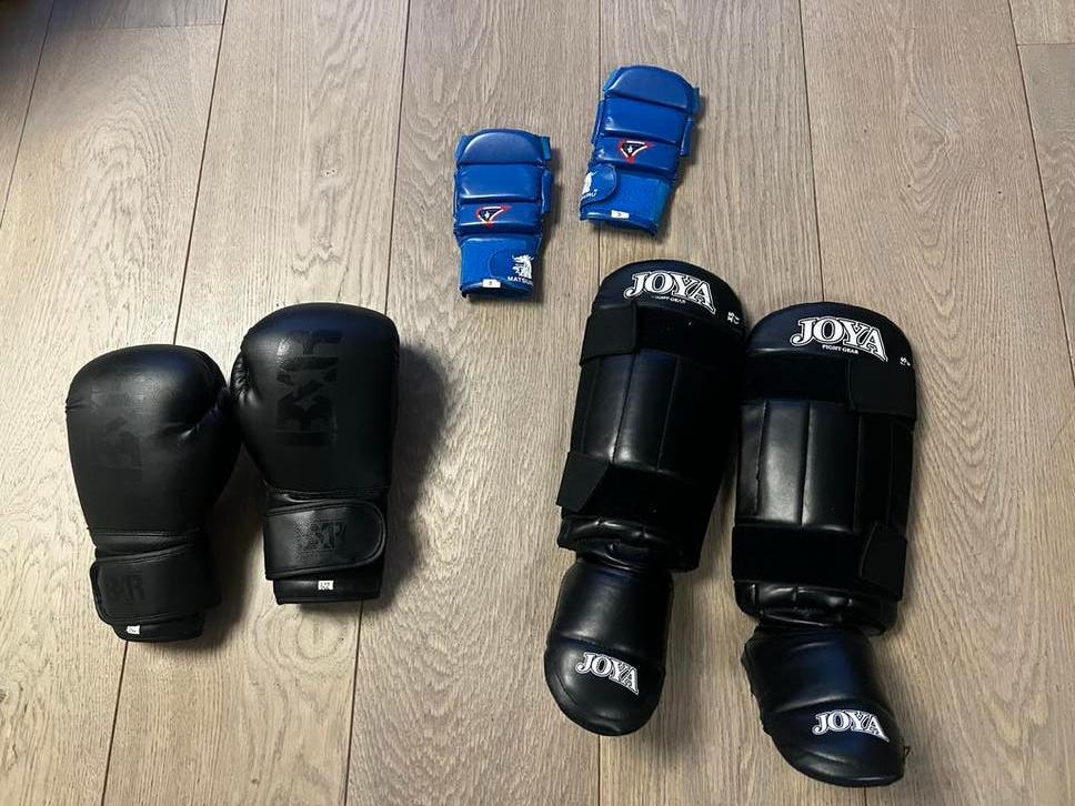 Kickboks set, met MMA handschoenen, Ophalen of Verzenden, Zo goed als nieuw, Bokshandschoenen
