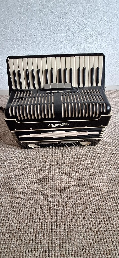 Weltmeister accordeon, Ophalen, Gebruikt, Met riemen, 72-bas