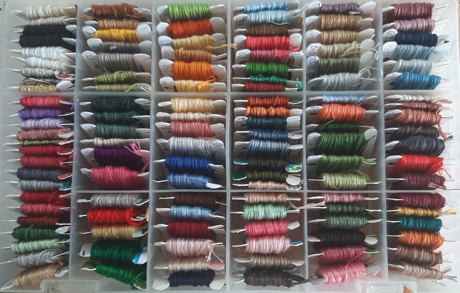 120 x DMC Borduurgaren (voor nog geen € 0,30 per bobintje), Ophalen of Verzenden, Borduurgaren of Zijde