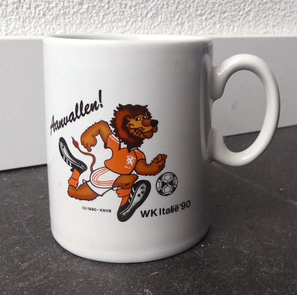 WK Italia '90 beker Aanvallen WK voetbal Italië 1990 KNVB, Ophalen of Verzenden, Zo goed als nieuw, Buitenlandse clubs, Overige typen