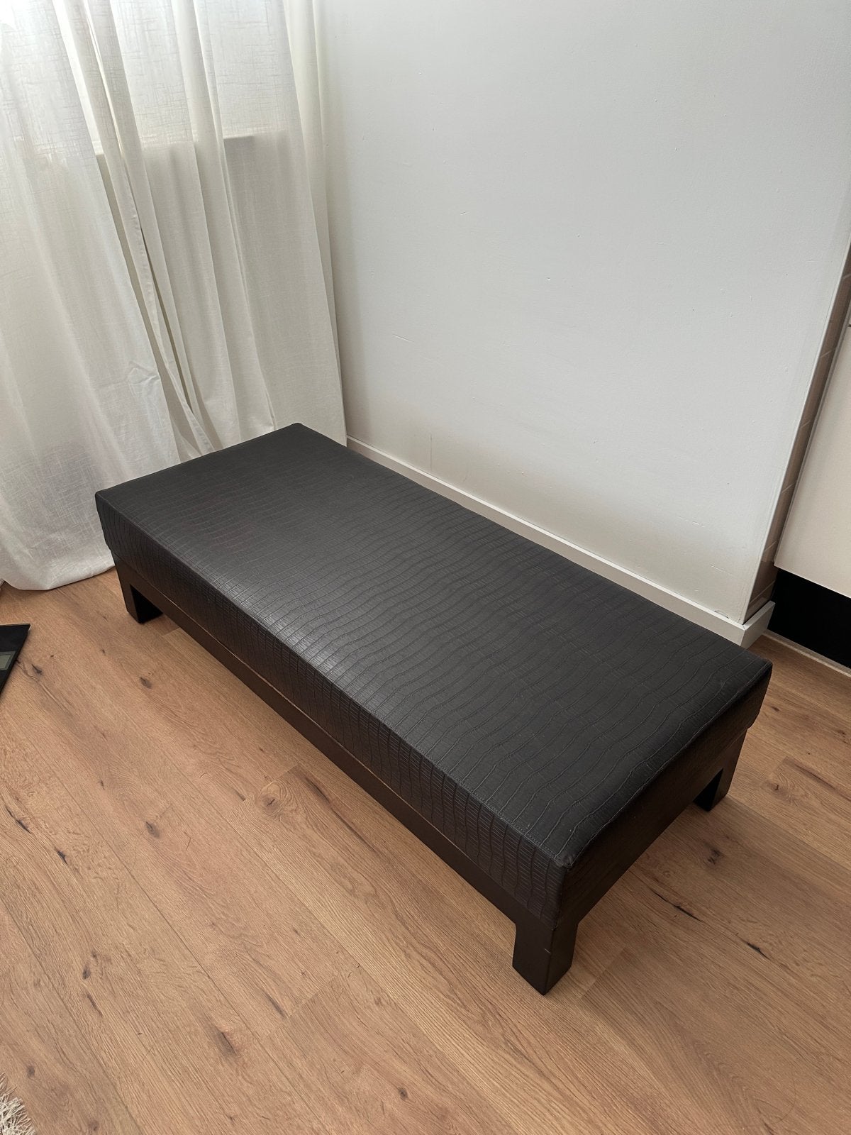 Luxe donkerbruine voetenbank/poef met krokodillenprint, Ophalen, 125 cm of meer, Leer, Zo goed als nieuw