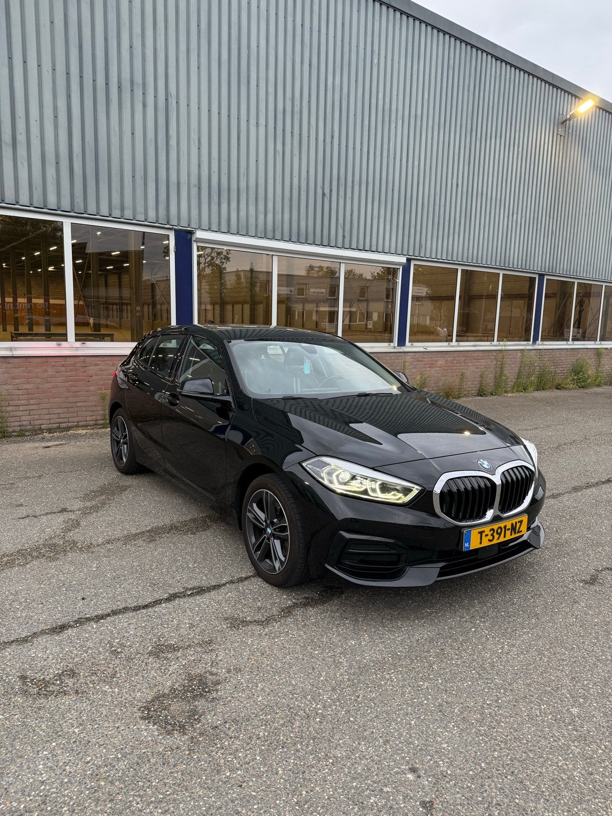 BMW 1-Serie 118i business 136pk Aut 2023 Zwart, Auto's, 136 pk, 1295 kg, Zwart, Origineel Nederlands