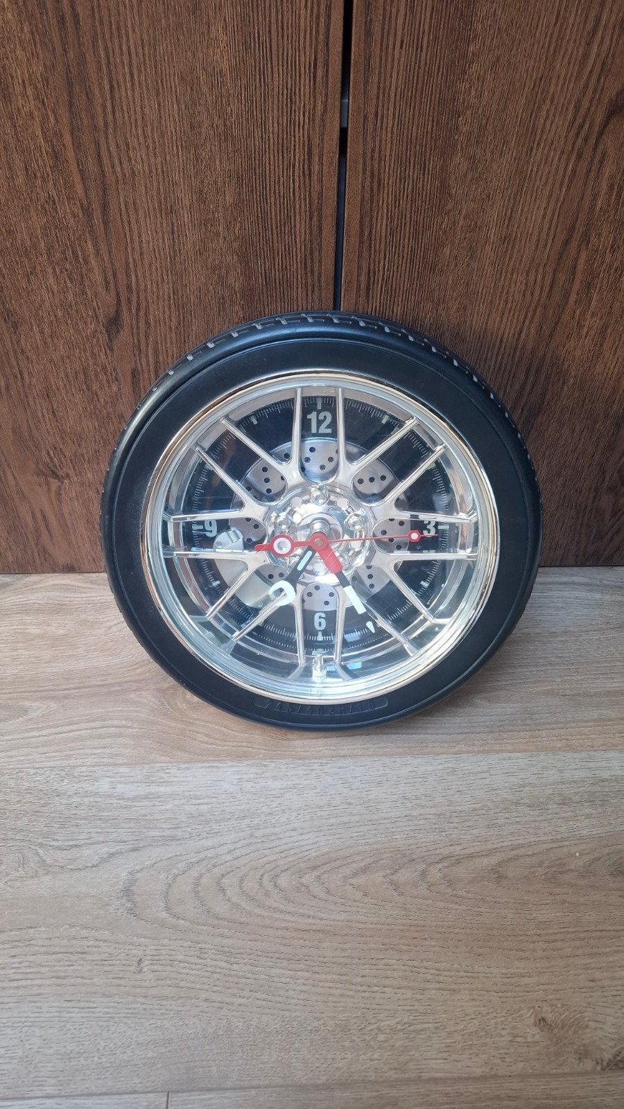 Wandklok band tyre mancave jongenskamer, Ophalen, Analoog, Werkt op batterijen, Zwart