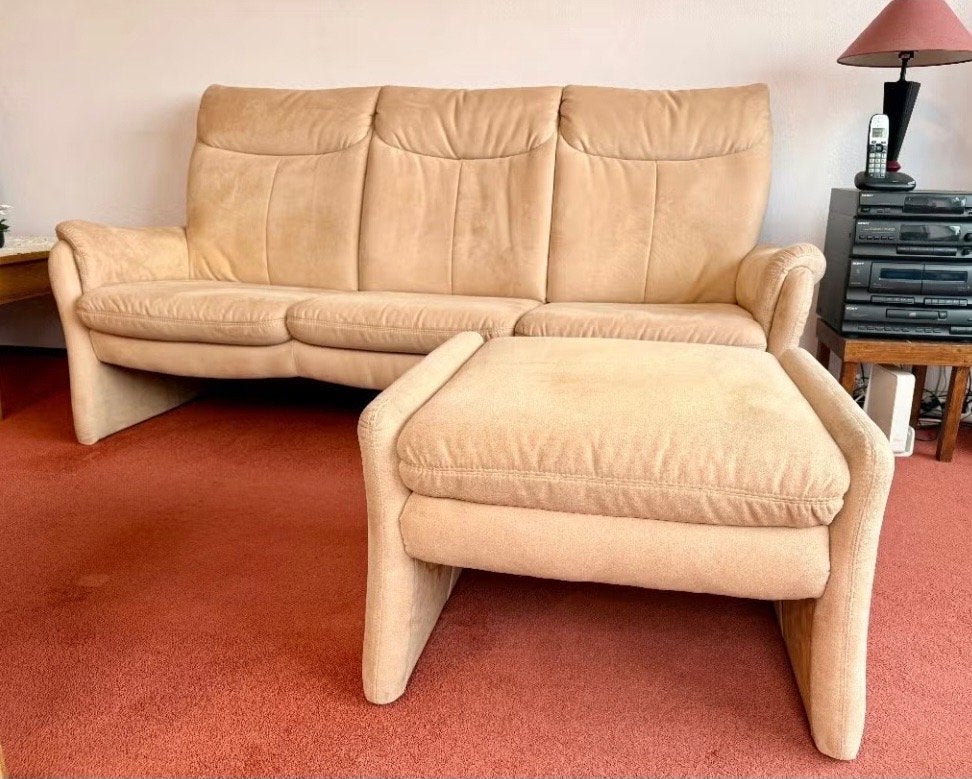 Comfortabele 3- en 2-zits bank met hocker - Crème suède, Ophalen, Gebruikt, 150 tot 200 cm, Driepersoons