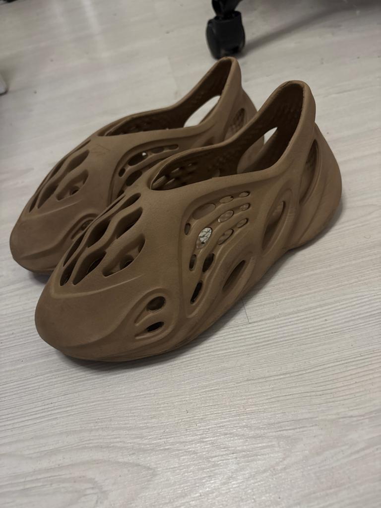 Adidas Yeezy Foam Runner - Zonder doos, Kleding | Dames, Schoenen, Ophalen of Verzenden, Gedragen, Bruin, Slippers