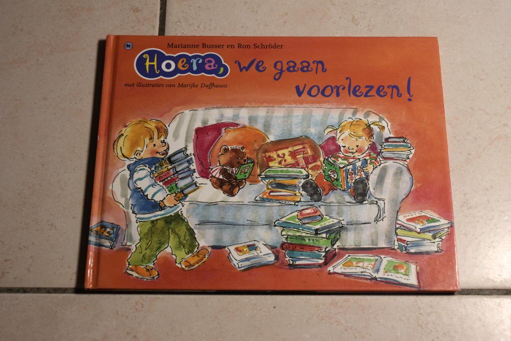 Hoera, We gaan voorlezen! / Marianne Busser en Ron Schröder, Ophalen of Verzenden, Zo goed als nieuw, Fictie algemeen, Voorleesboek