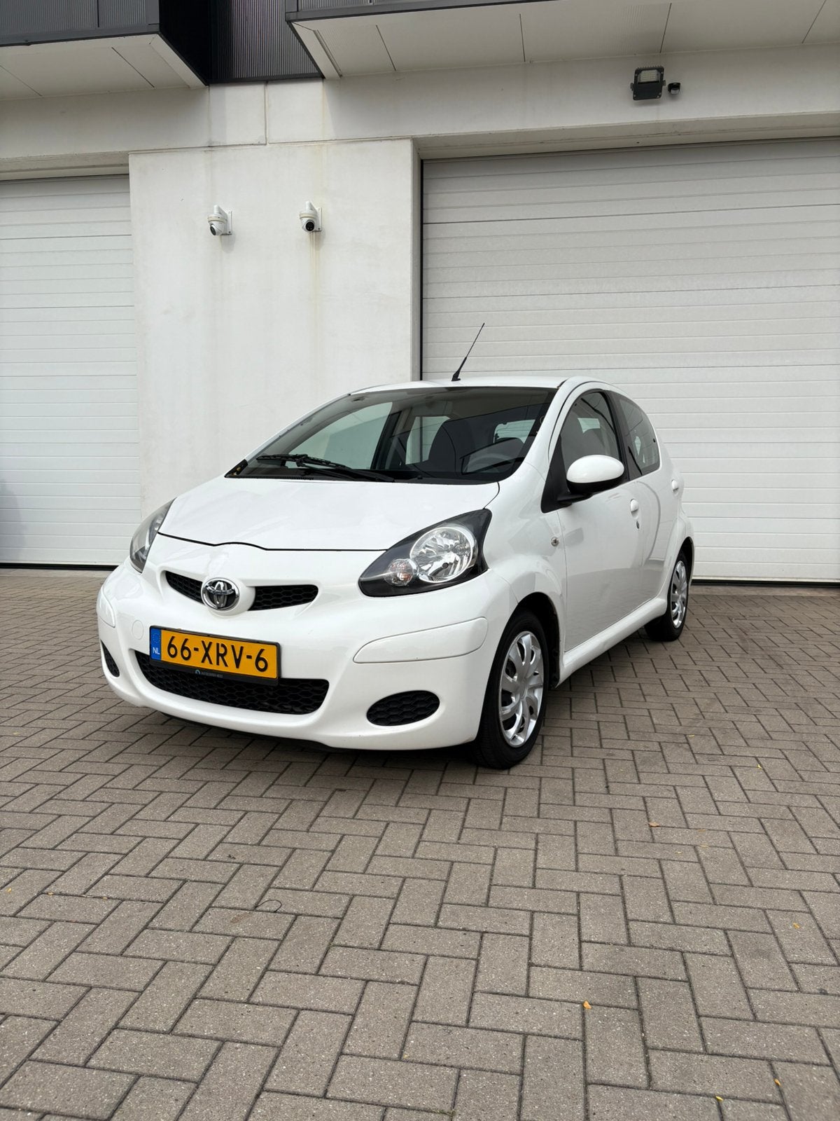 Toyota Aygo 1.0 12V Vvt-i 5DRS   NIEUWE MOTOR EN KOPPELING, Auto's, Voorwielaandrijving, Stof, Zwart, 4 stoelen