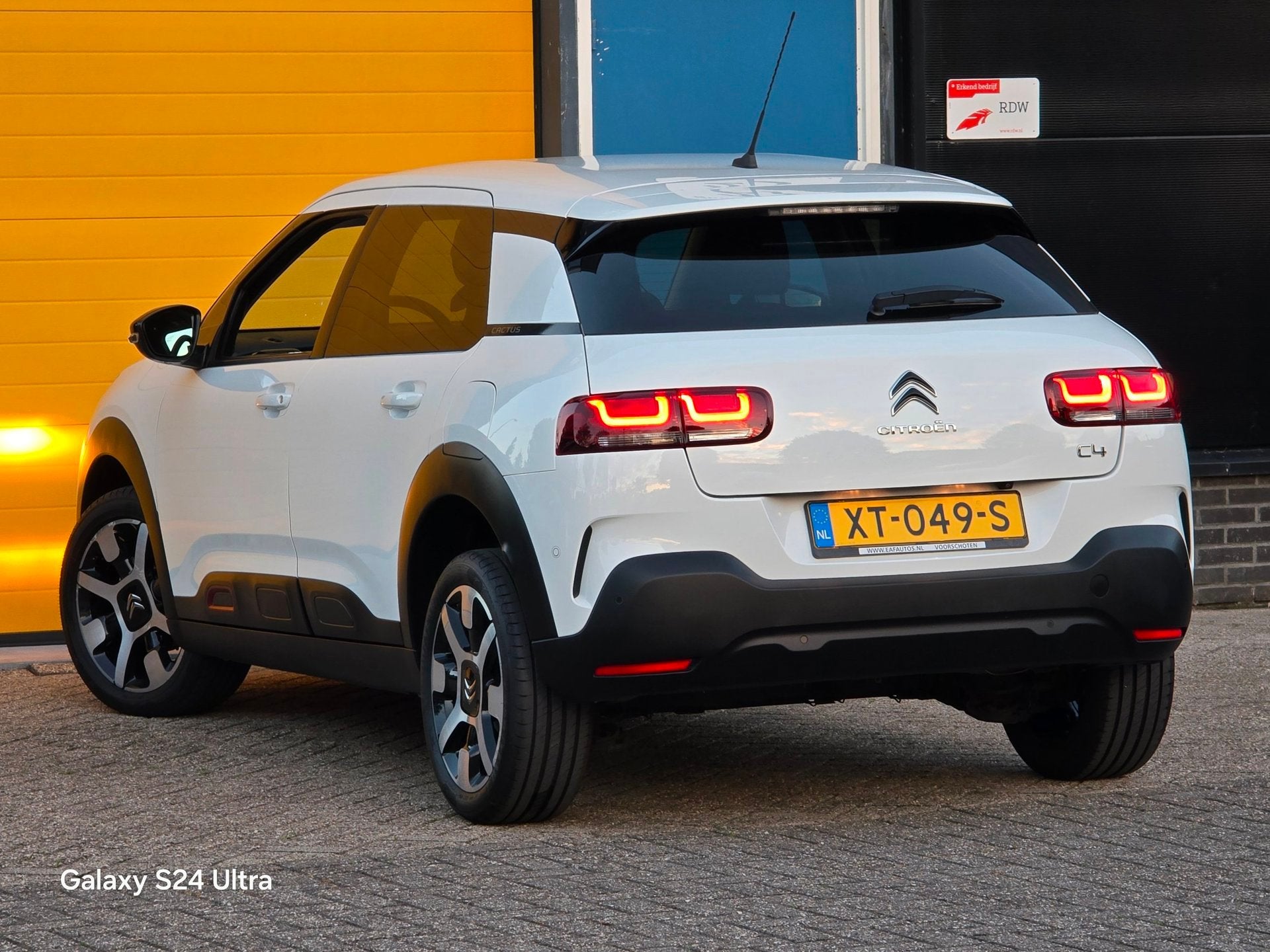 Citroen C4 Cactus 1.2 PureTech Shine / NAP / Camera / Airco, Voorwielaandrijving, Gebruikt, Euro 6, 1199 cc