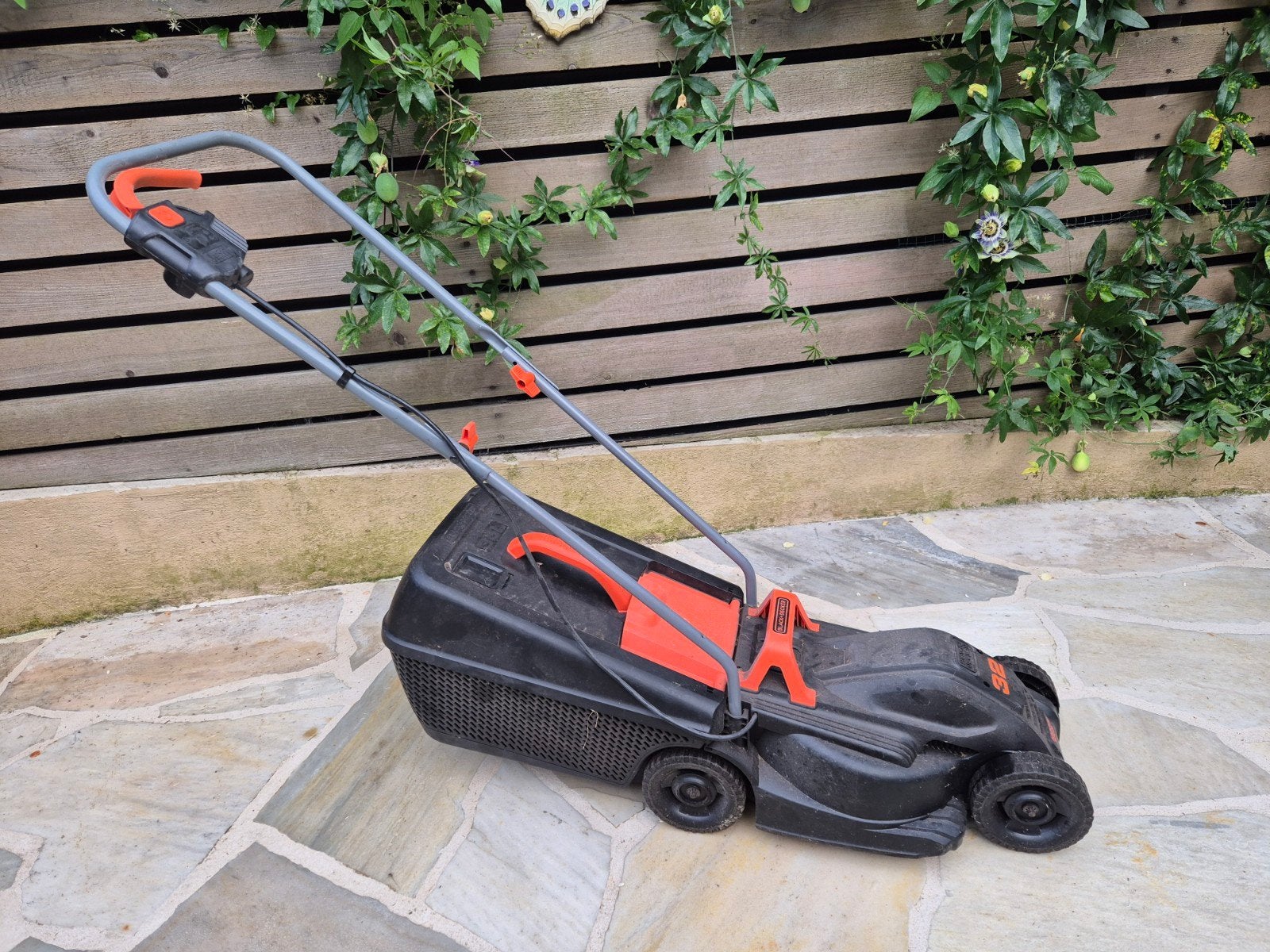 Black+Decker grasmaaier 1000W 32cm, weinig gebruikt, Tuin en Terras, Ophalen, Cirkelmaaier, Elektrische grasmaaier, Black+Decker
