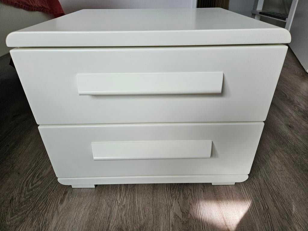 Twee witte nachtkastje met twee lades, Ophalen, Zo goed als nieuw, Minder dan 45 cm, 55 tot 70 cm