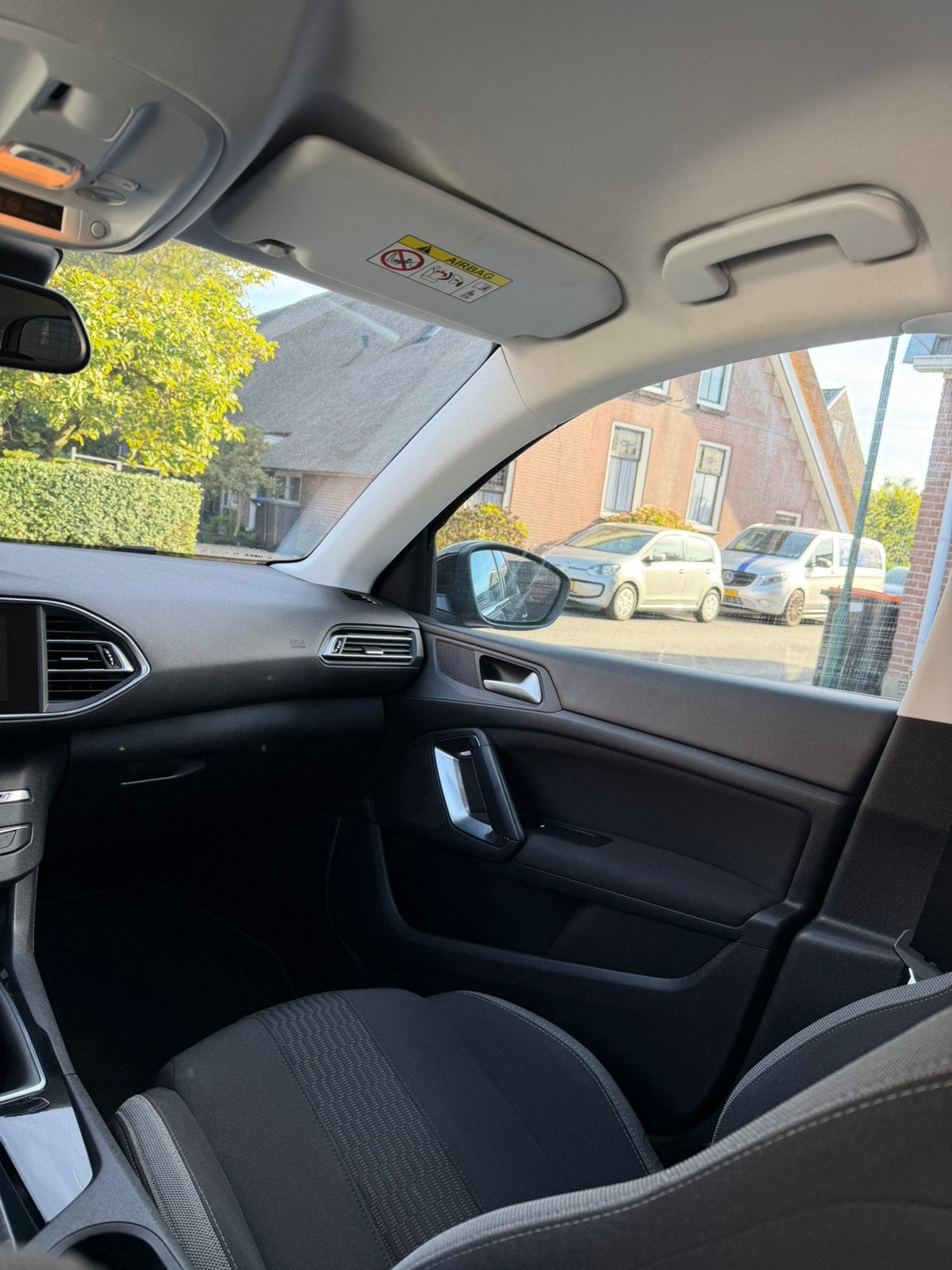 Foto 23 van Peugeot 308 1.2 E-thp 81KW/110PK SW 2015 Zwart