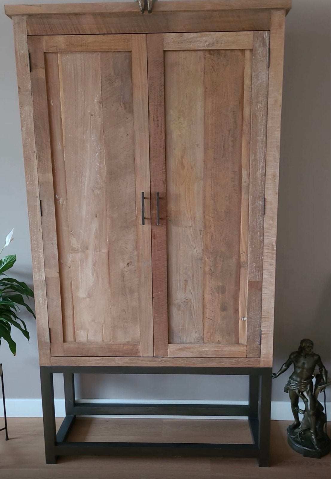 Mooie houten kast met zwarte onderkant, Huis en Inrichting, Kasten | Kledingkasten, Ophalen, Met deur(en), 200 cm of meer, 50 tot 100 cm