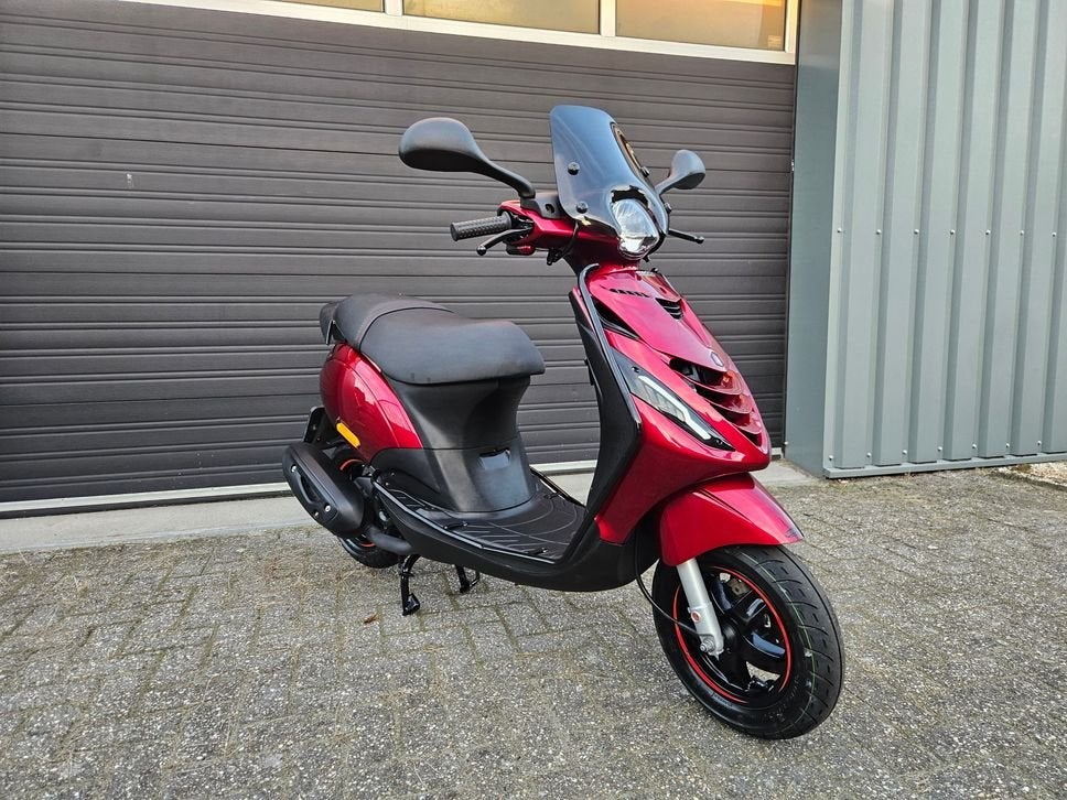 PIAGGIO ZIP 4T E5 BROM BJ 12-2024 CANDY RED 2615 KM + OPTIES, PIAGGIO, Onbekend, 49 cc, Onbekend