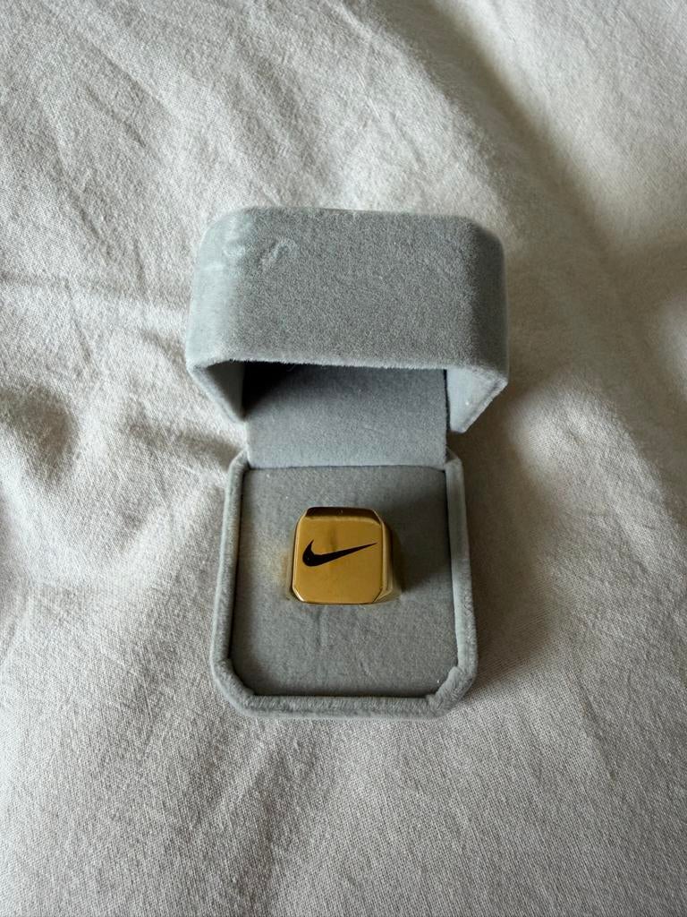 Gouden Nike Ring - Stijlvol en Uniek, 18 tot 19, Ophalen of Verzenden, Zo goed als nieuw, Dame of Heer