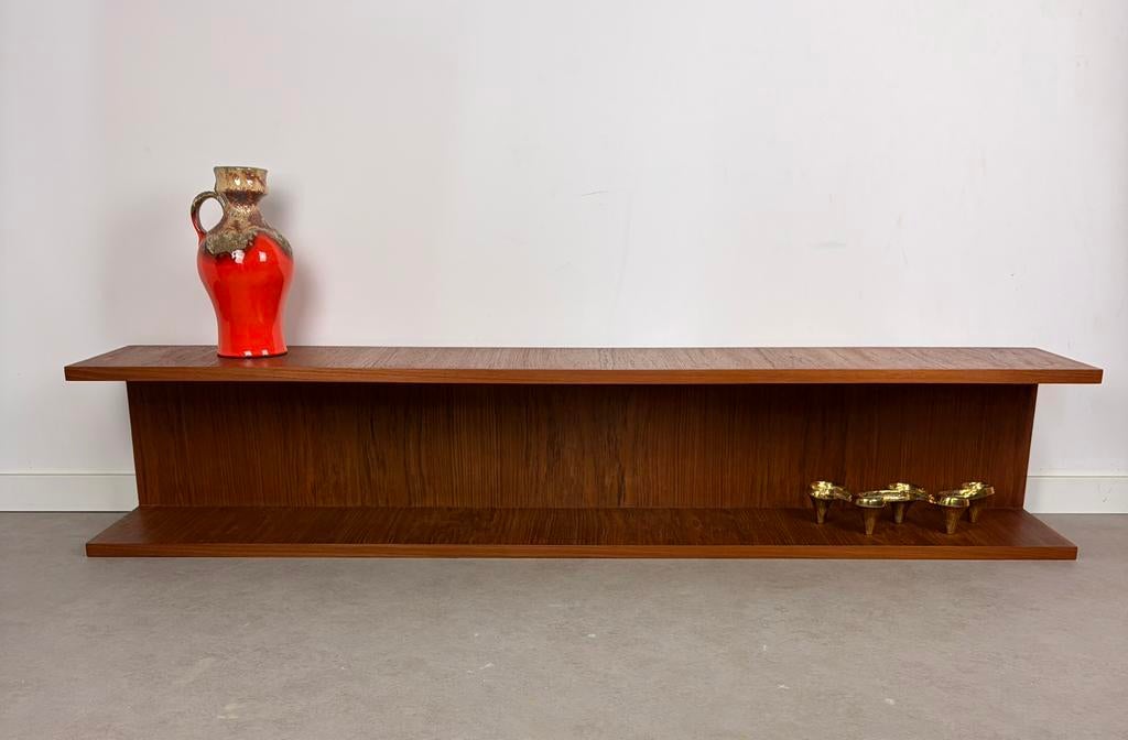 Vintage wandplank teak fineer, in de stijl van Wilhelm Renz, Huis en Inrichting, Woonaccessoires | Wandplanken en Boekenplanken
