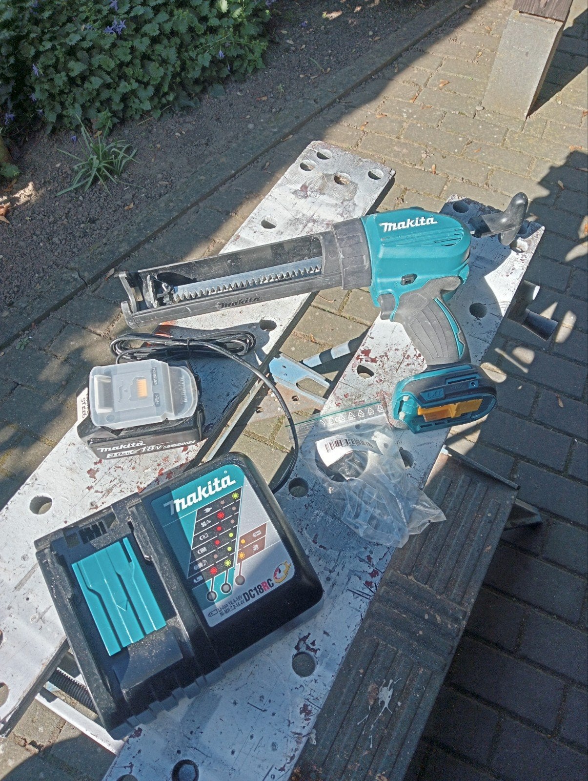 Makita DCG180 Kit: Kitpistool, Accu en Oplader, Ophalen