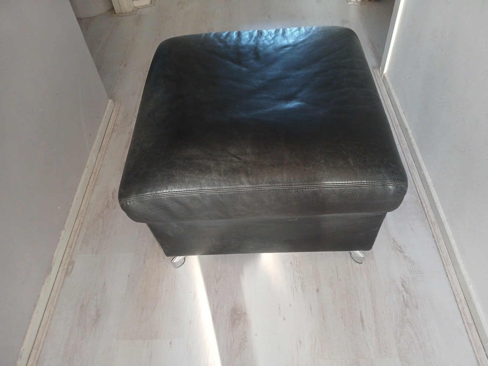 zwarte leren poef/voetenbank, Leer, Ophalen of Verzenden, Zo goed als nieuw, 50 tot 75 cm