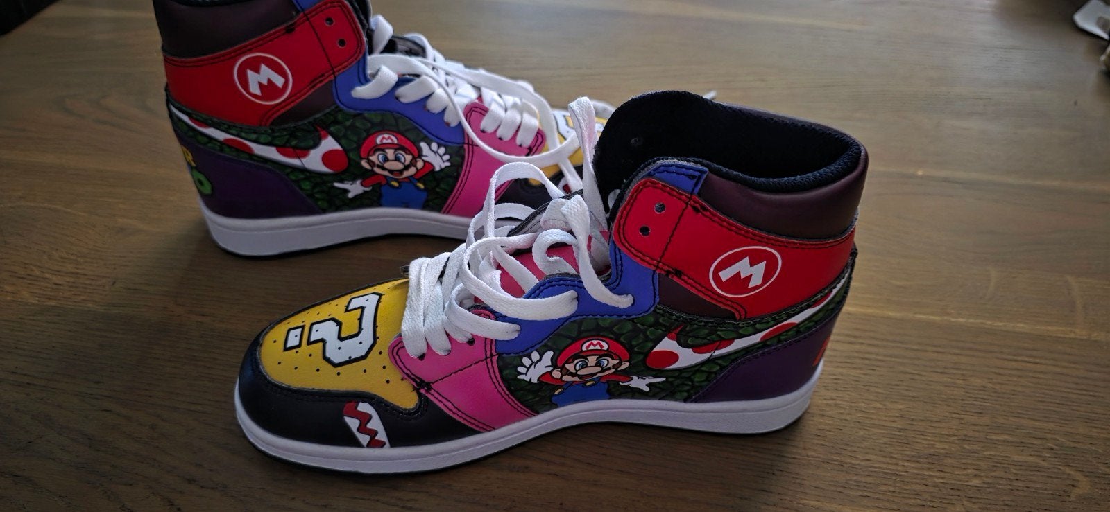 Unieke Super Mario sneakers - Maat 37, Kleding | Dames, Ophalen of Verzenden, Nieuw, Overige kleuren, Sneakers of Gympen