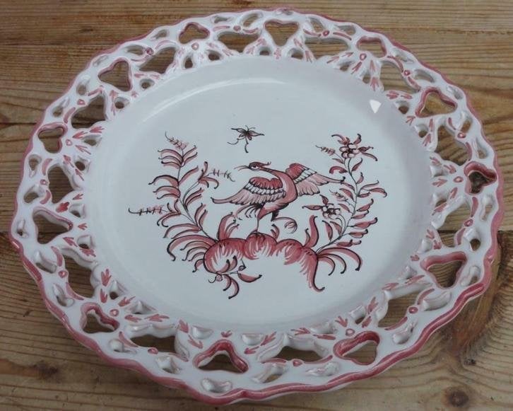SALE Franse Moustiers wandbordje met rood motief, Ophalen of Verzenden