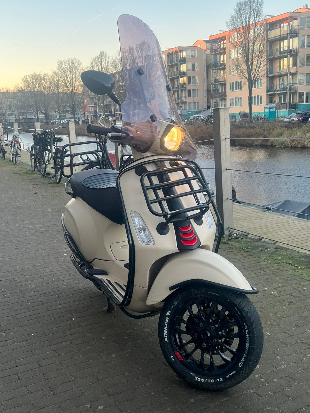 Mooi vespa de bouwjaar is 2017, Ophalen, Zo goed als nieuw, Benzine