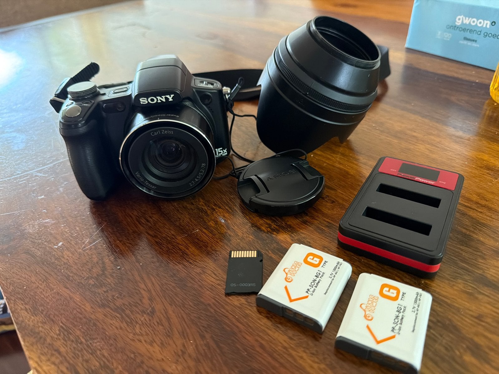 Sony Cyber-shot DSC-H50 Bridgecamera met 15x optische zoom, Gebruikt, Beeldstabilisatie, Ophalen of Verzenden, Accu