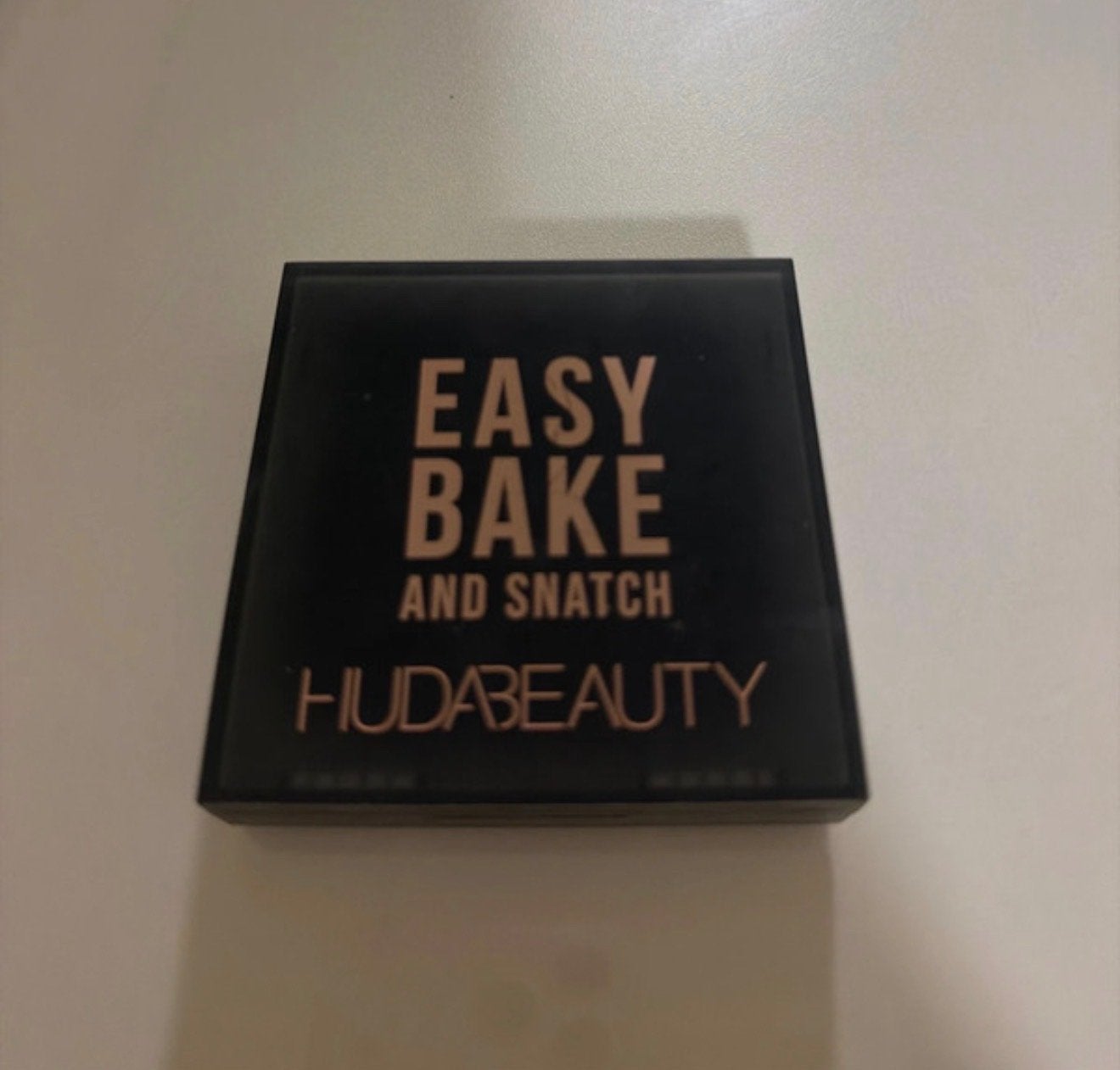 Huda Beauty Easy Bake And Snatch - Zo goed als nieuw, Overige kleuren, Gehele gezicht, Ophalen of Verzenden, Zo goed als nieuw