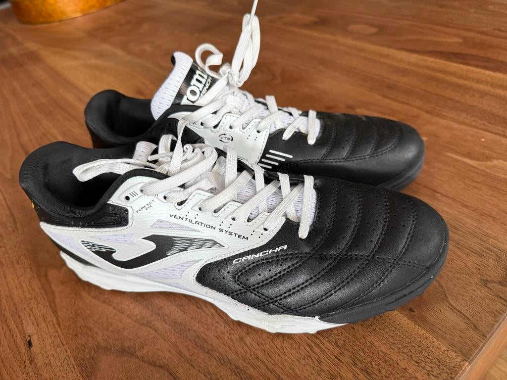Joma Cancha voetbalschoenen kunstgras - Zwart/Wit 41, Sport en Fitness, Voetbal, Ophalen of Verzenden, Zo goed als nieuw, Schoenen