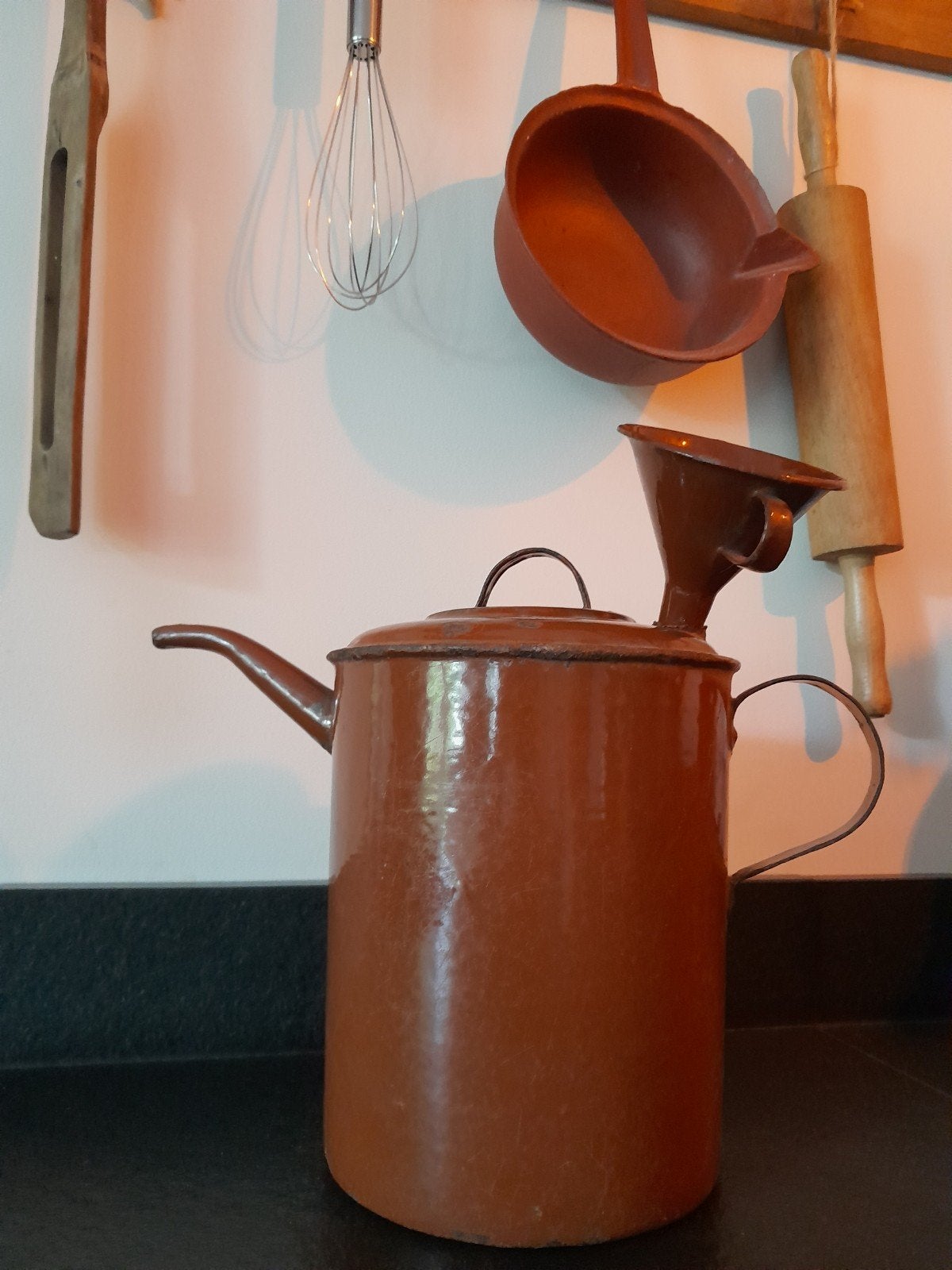 Antieke geëmailleerde oliekan met trechter brocante, Ophalen