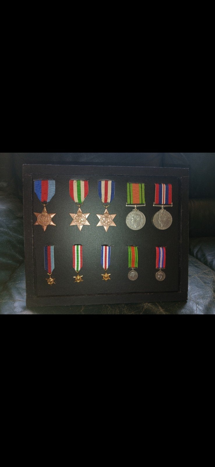 Oude fotolijst met Engelse WO2 Medailles, Ophalen of Verzenden, Landmacht, Engeland, Lintje, Medaille of Wings