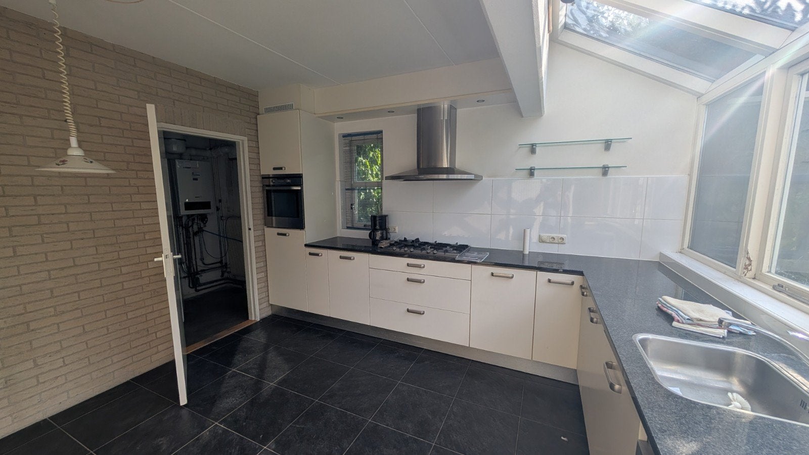 Moderne hoekkeuken met granieten aanrechtblad en RVS plint, Ophalen, Gebruikt, Wit, Hoekkeuken